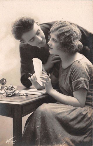 Cartolina - Postcard - Innamorati - donna che scrive | Immagine principale