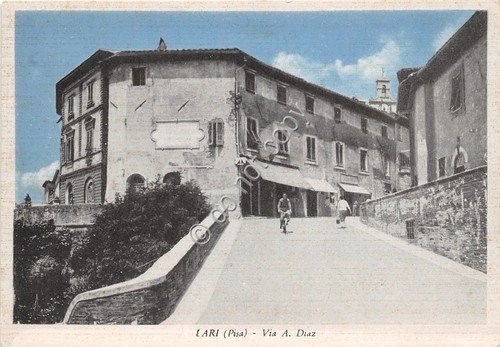 Cartolina - Postcard - Lari - Via Diaz - animata …