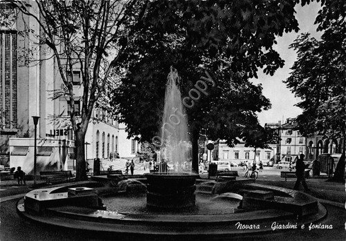 Cartolina - Postcard - Novara - Giardini e fontana | Immagine principale