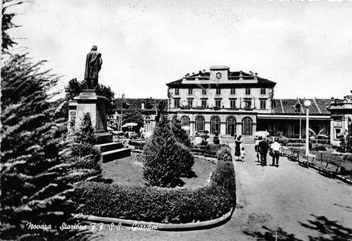 Cartolina - Postcard - Novara - Stazione Ferroviaria - Giardini … | Immagine principale