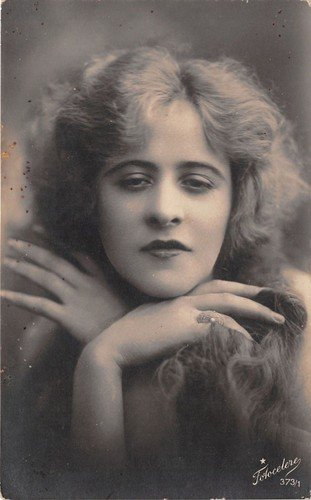 Cartolina - Postcard - primo piano di donna - mani … | Immagine principale