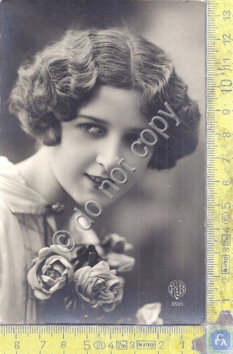 Cartolina - Postcard - Signora con pettinatura d'epoca e fiori … | Immagine principale