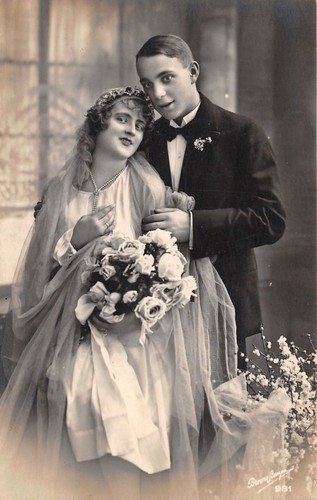 Cartolina - Postcard - Sposi in abito nuziale - fiori …