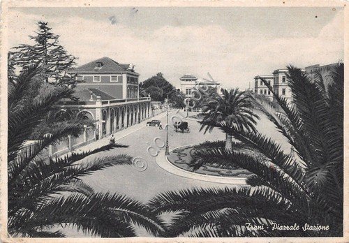 Cartolina - Postcard - Trani - Piazzale Stazione - carrozza …