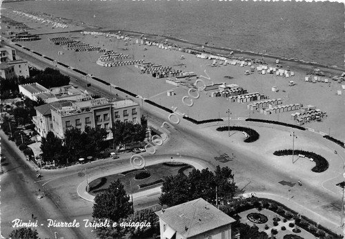 Cartolina - Rimini lungomare Piazza Tripoli spiaggia 1957