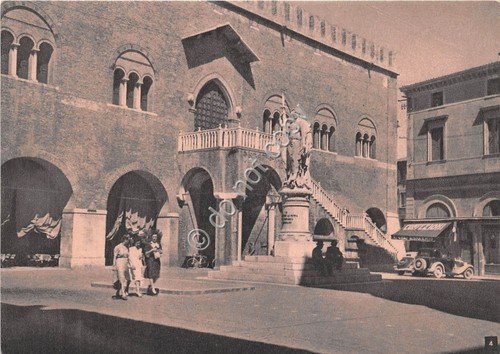 Cartolina - Treviso Piazza Indipendenza animata auto d'epoca 1948