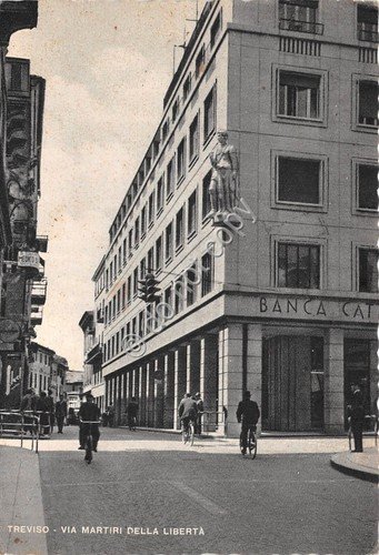 Cartolina - Treviso Via Martiri della Libertà animata biciclette 1953