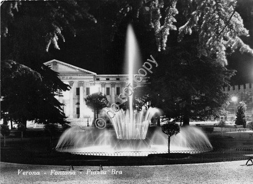 Cartolina - Verona fontana Piazza Bra 1960