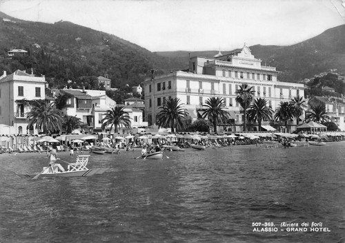 Cartolina Alassio Grand Hotel dal mare spiaggia pattino 1953 (Savona)