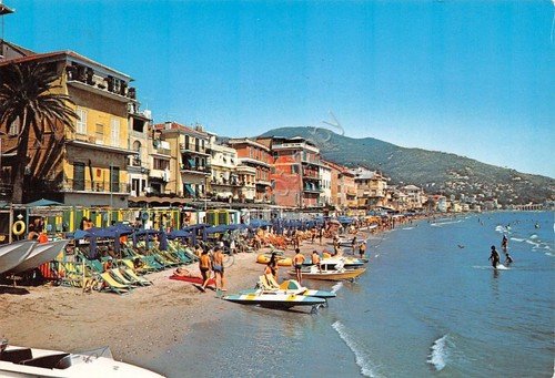 Cartolina Alassio Panorama parziale spiaggia animata stabilimenti balneari