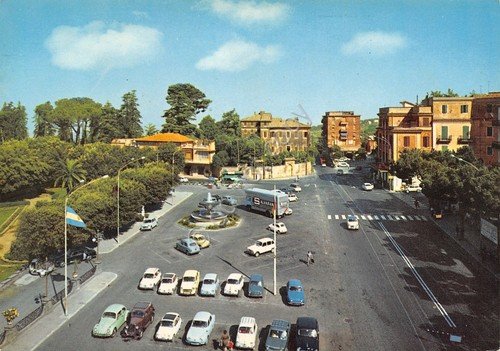 Cartolina Albano Laziale Piazza Mazzini auto d'epoca