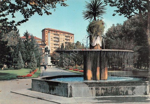 Cartolina Alessandria fontana e giardini della Stazione | Immagine principale