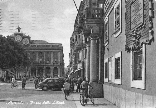 Cartolina Alessandria Piazza della Libertà animata auto d'epoca 1957