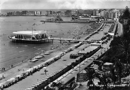 Cartolina Anzio Lungomare spiaggia anni '50 grinza