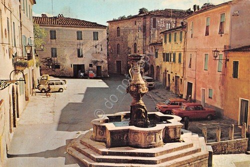 Cartolina Asciano Fontana Piazza del Grano auto d'epoca anni '80