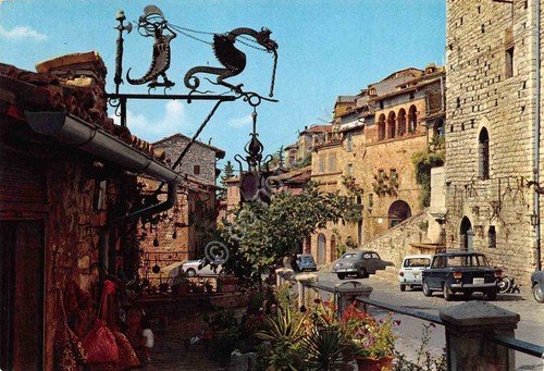 Cartolina Assisi Via Fontebelle botteghe artigianali auto d'epoca 1975 | Immagine principale