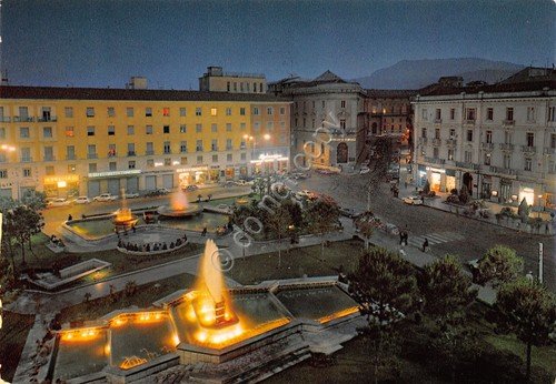 Cartolina Avellino Piazza Libertà dall'alto Notturno | Immagine principale