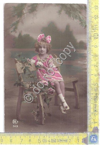 Cartolina Bambina con abito anni 20 e fiori | Immagine principale