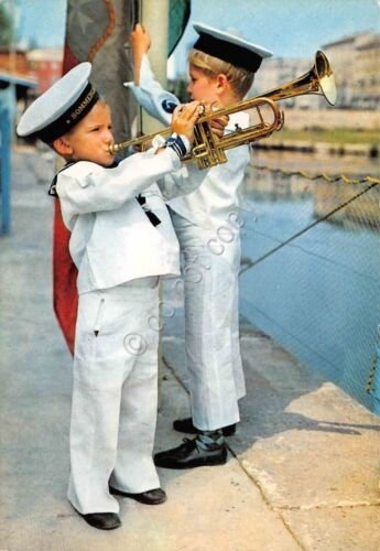 Cartolina bambini con tromba vestiti da marinai anni '60 cappello …