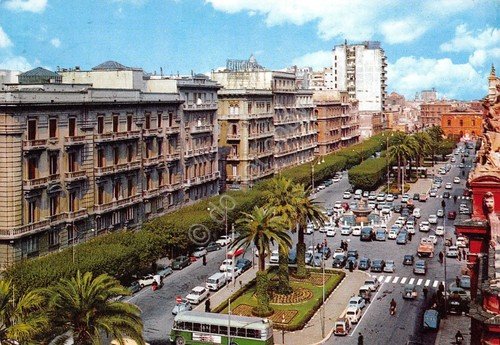 Cartolina Bari Corso Cavour auto d'epoca 1973 | Immagine principale