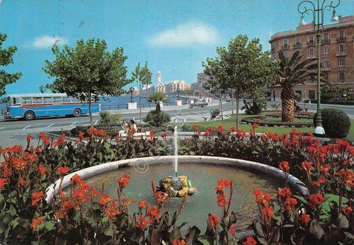 Cartolina Bari Giardini sul lungomare bus fontana 1979