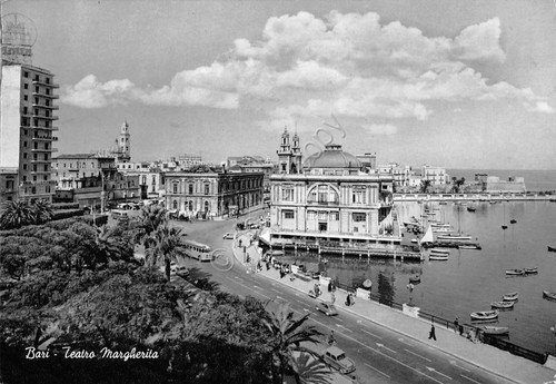 Cartolina Bari Teatro Margherita strada auto bus 1965