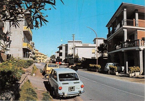 Cartolina Bassano Romano Via L.da Vinci auto d'epoca 1983 (Viterbo) | Immagine principale