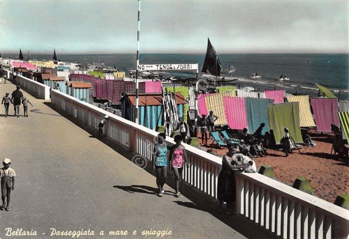 Cartolina Bellaria Passeggiata a mare spiaggia animata colorata 1956 | Immagine principale
