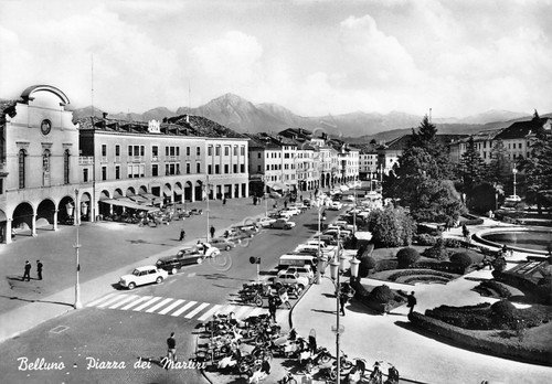 Cartolina Belluno Piazza dei Martiri