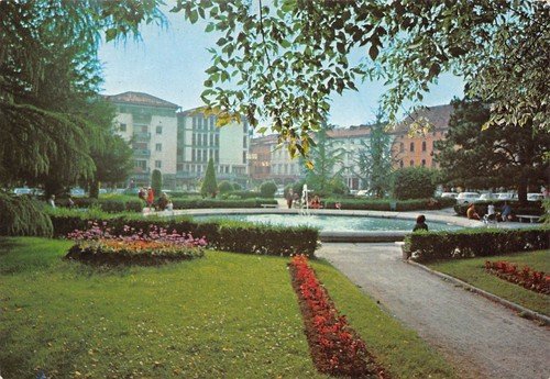 Cartolina Belluno Piazza Martiri Giardini | Immagine principale