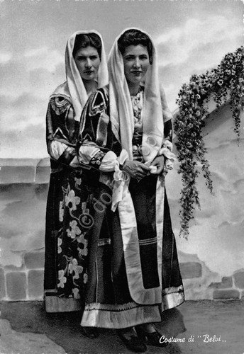 Cartolina Belvi Costumi tradizionali donna