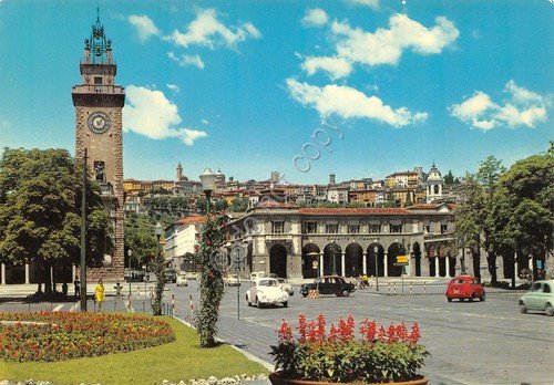 Cartolina Bergamo Piazza V: Emanuele Torre dei Caduti auto d'epoca | Immagine principale