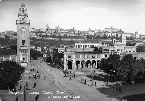 Cartolina Bergamo Piazza Vittorio Veneto animata 1950
