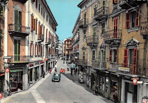 Cartolina Biella Via Italia animata negozi auto angolo piegato