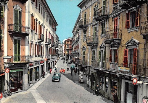 Cartolina Biella Via Italia animata negozi auto angolo piegato