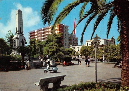 Cartolina Bisceglie Villa Comunale Monumento ai Caduti