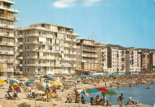 Cartolina Borghetto Santo Spirito spiaggia animata (Savona) | Immagine principale