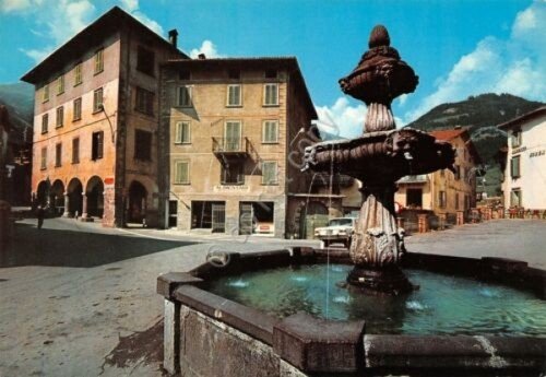 Cartolina Borno Piazza Umberto I 1977