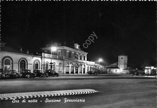 Cartolina Bra - Notturno - Stazione Ferroviaria - 1957 (Cuneo) | Immagine principale