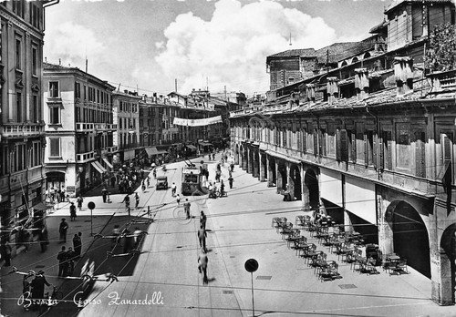 Cartolina Brescia Corso Zanardelli bua animata caffè biciclette 1953 | Immagine principale