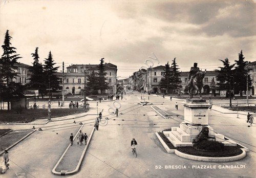 Cartolina Brescia Piazza Garibaldi 1950 animata timbro vacanze in Valsesia | Immagine principale