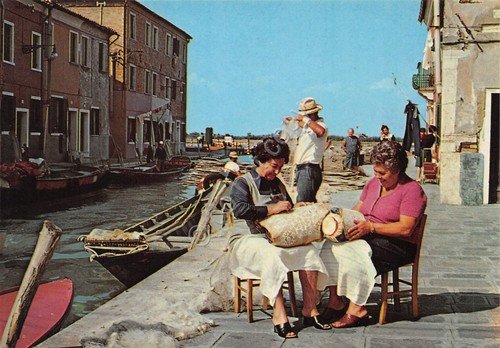 Cartolina Burano Merlettaie e pescatori anni '80 | Immagine principale