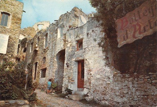 Cartolina Bussana Vecchia Scorcio caratteristico ora Sede degli Artisti animata | Immagine Gallery 1