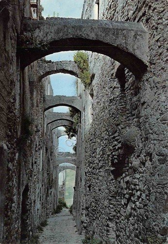 Cartolina Bussana Vecchia una via fra i muri e arcate | Immagine principale