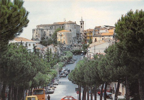 Cartolina Caggiano Piazza con castello auto case anni '80