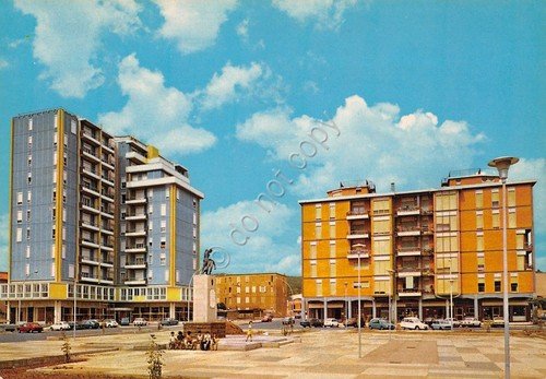 Cartolina Carbonia Piazza Rinascita e Monumento ai Caduti case animata | Immagine principale