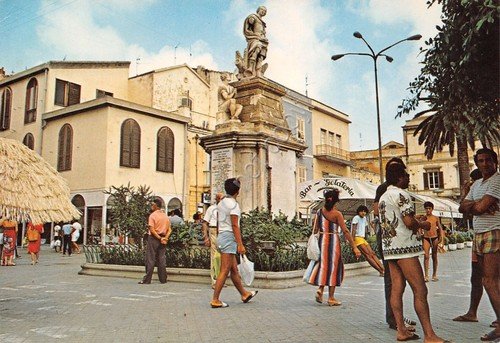 Cartolina Carloforte Corso Cavour Animata Bar | Immagine principale