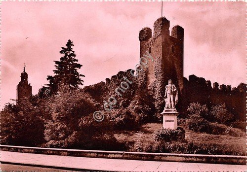 Cartolina Castelfranco Veneto lato Nord del Castello e Monumento al …