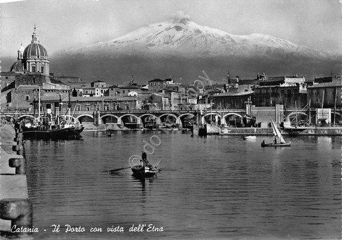 Cartolina Catania Porto con barche e Etna 1957 | Immagine principale