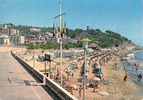 Cartolina Celle Ligure spiaggia e passeggiata piccole grinze (Savona)